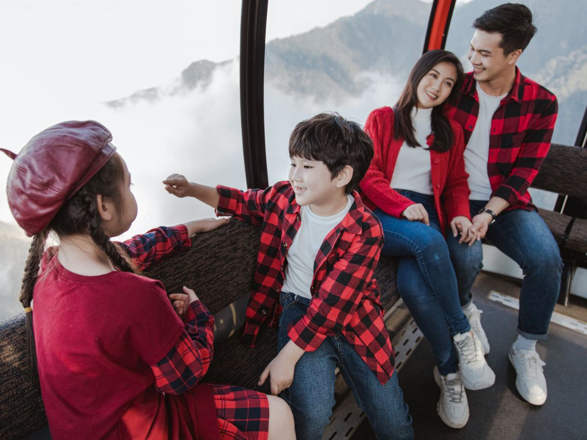 Em bé trải nghiệm cáp treo Fansipan cùng bố mẹ