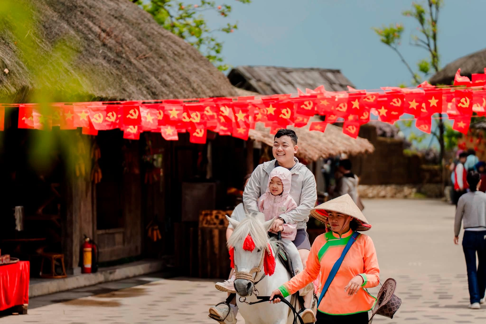Em bé thích thú cưỡi ngựa tại Bản Mây Fansipan
