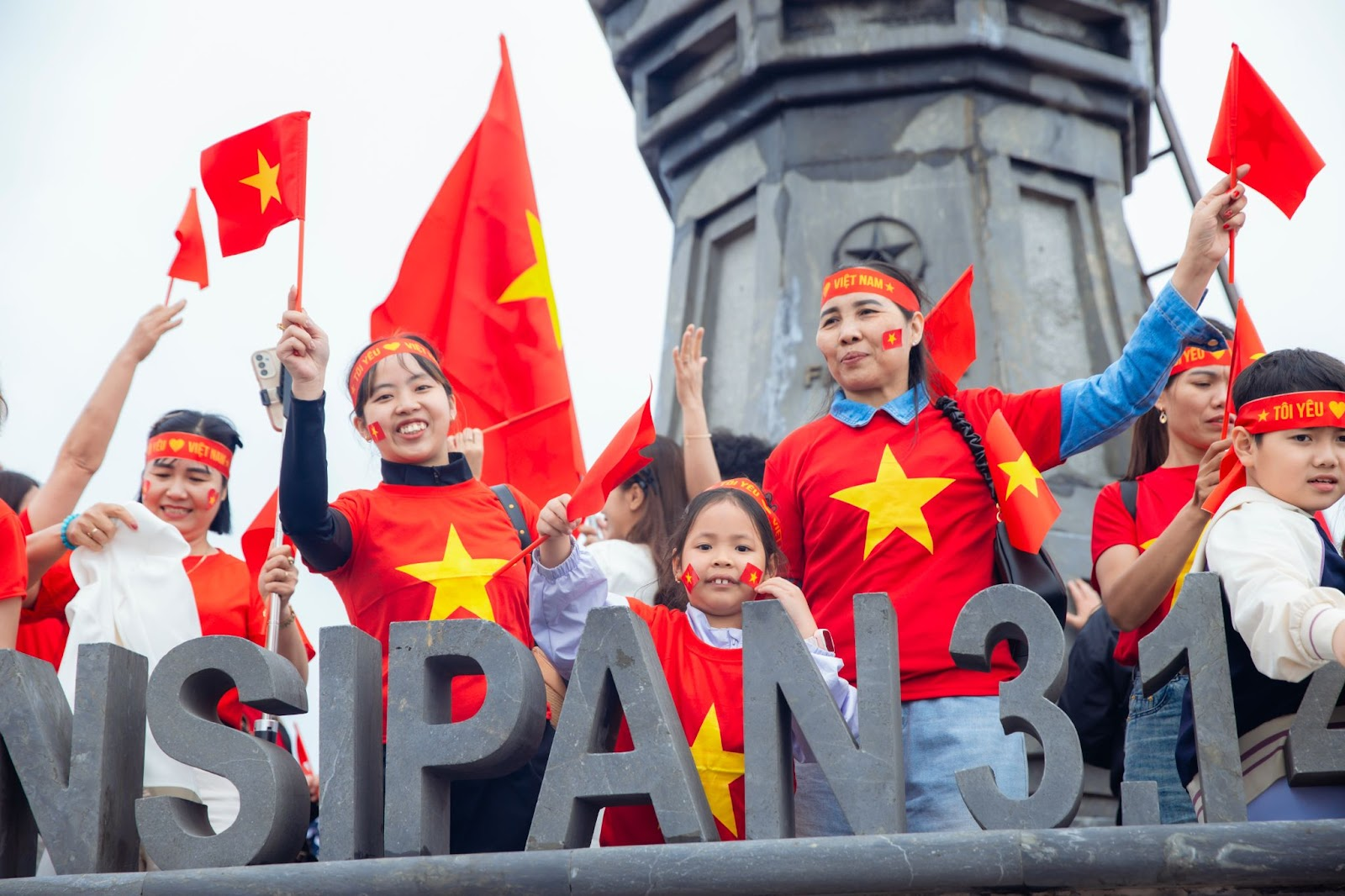 Em bé chinh phục thành công “nóc nhà Đông Dương”
