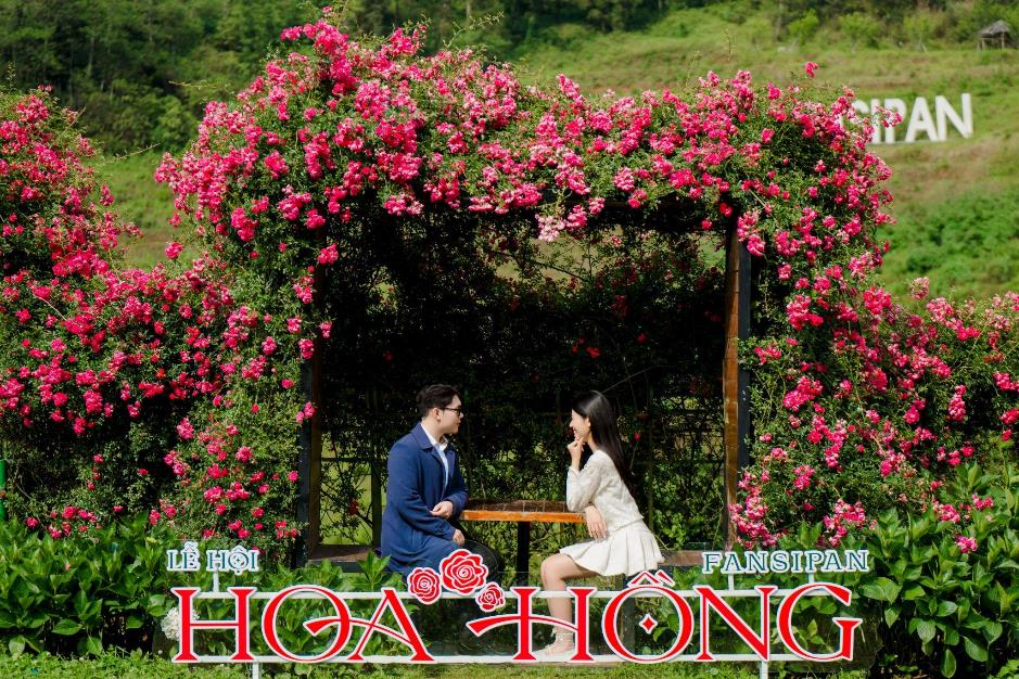 Du khách trải nghiệm lễ hội hoa hồng tại Sun World Fansipan Legend