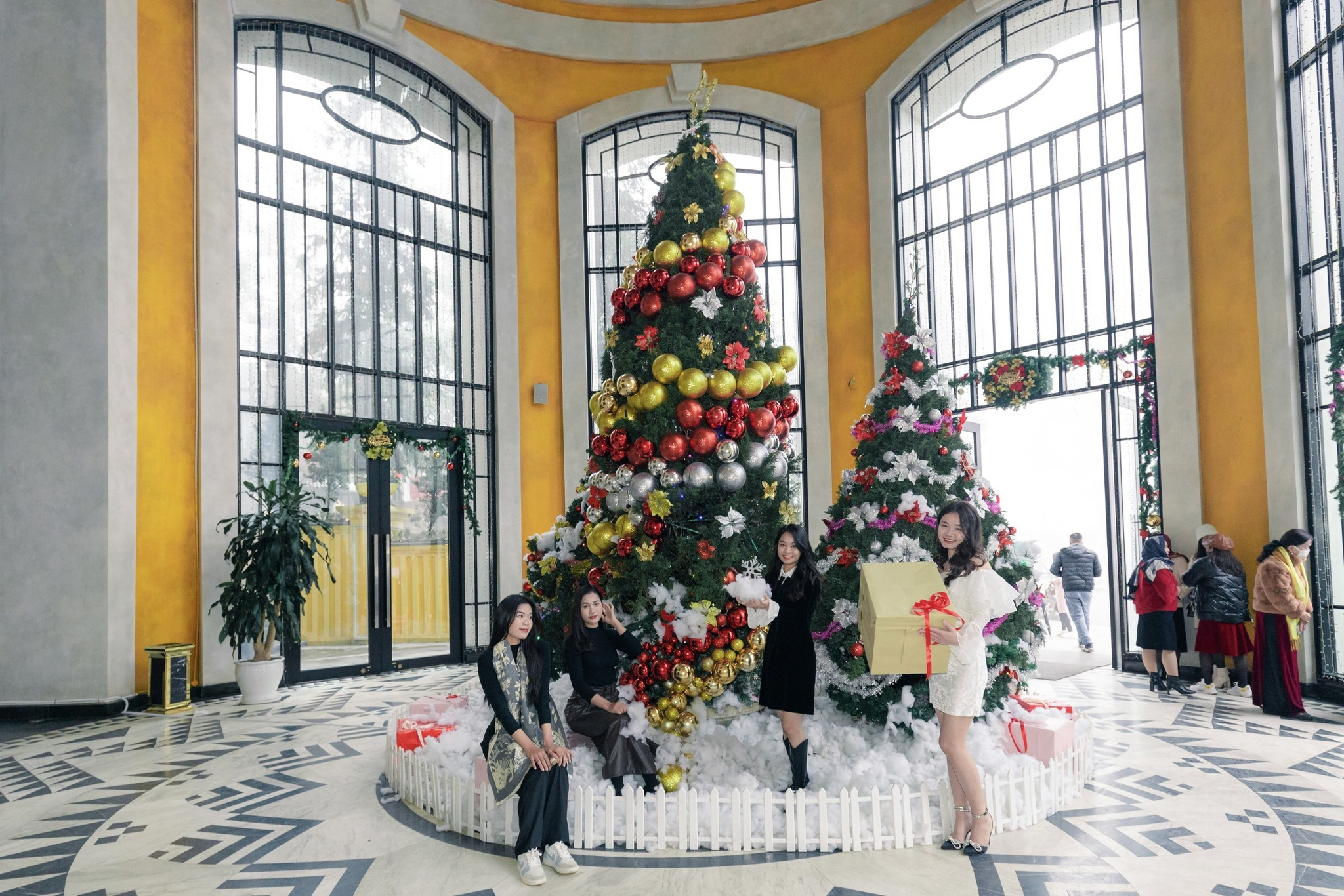 Du khách check-in bên trong sảnh tòa nhà Sun Plaza