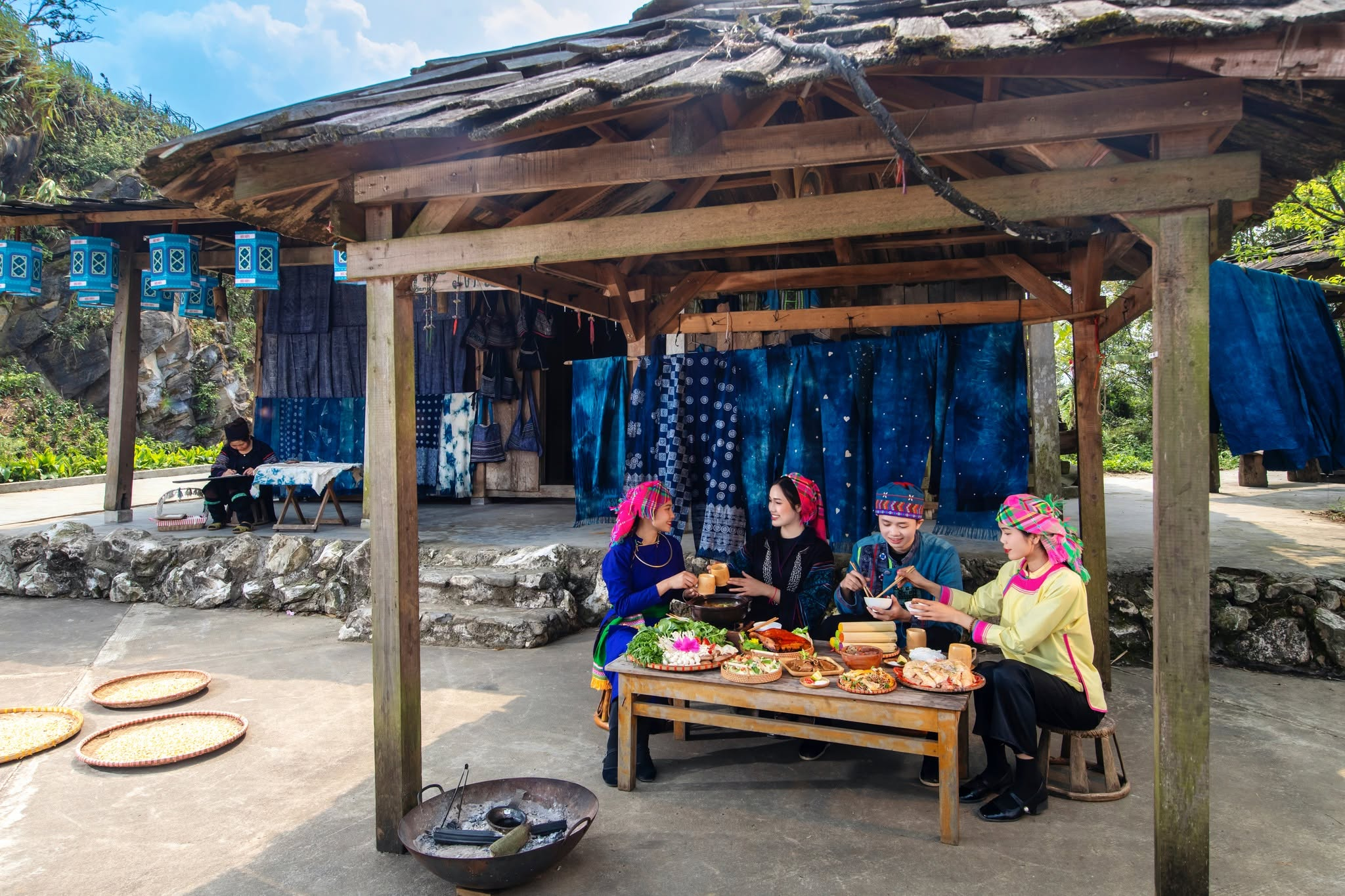 Du khách thích thú trải nghiệm ẩm thực tại Bản Mây
