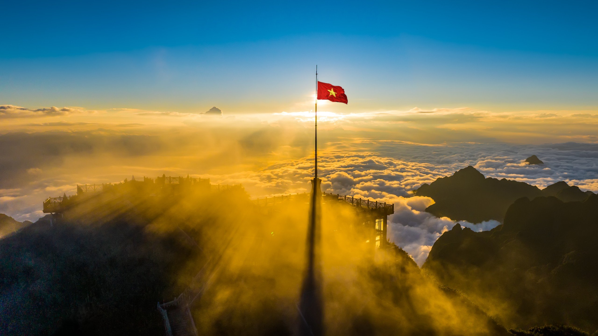 Visitors should depart early to be able to admire all the beauty of Fansipan