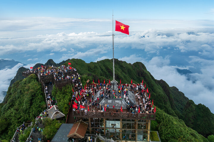 The breathtaking natural scenery on the summit of Fansipan