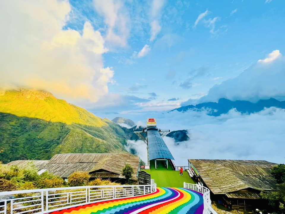 Visitors can enjoy a variety of fun activities at the glass bridge area