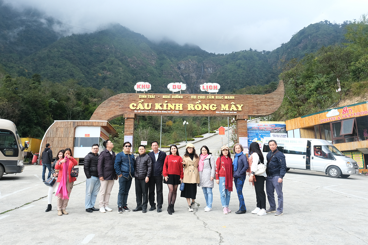 Visitors should visit the Glass Bridge early in the morning to fully experience the natural scenery