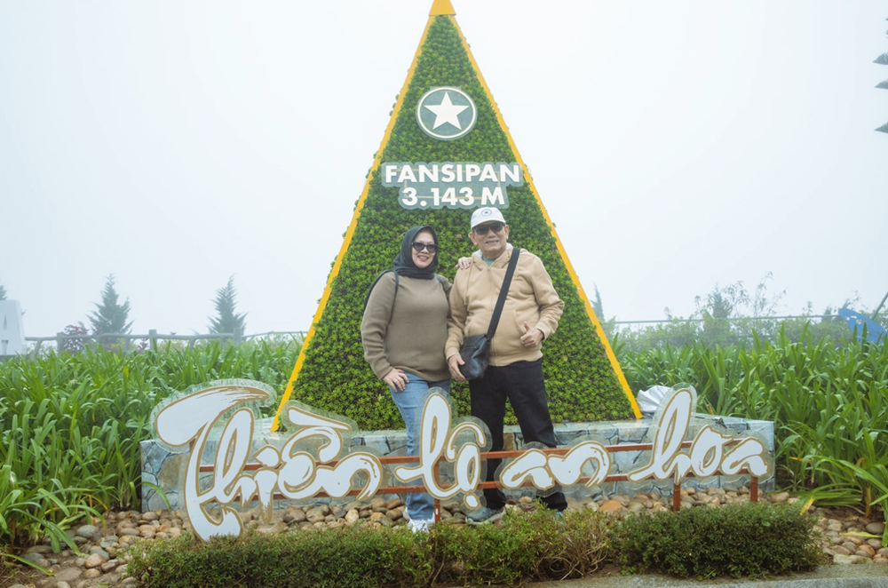 Visitors should prepare warm clothing when climbing Fansipan