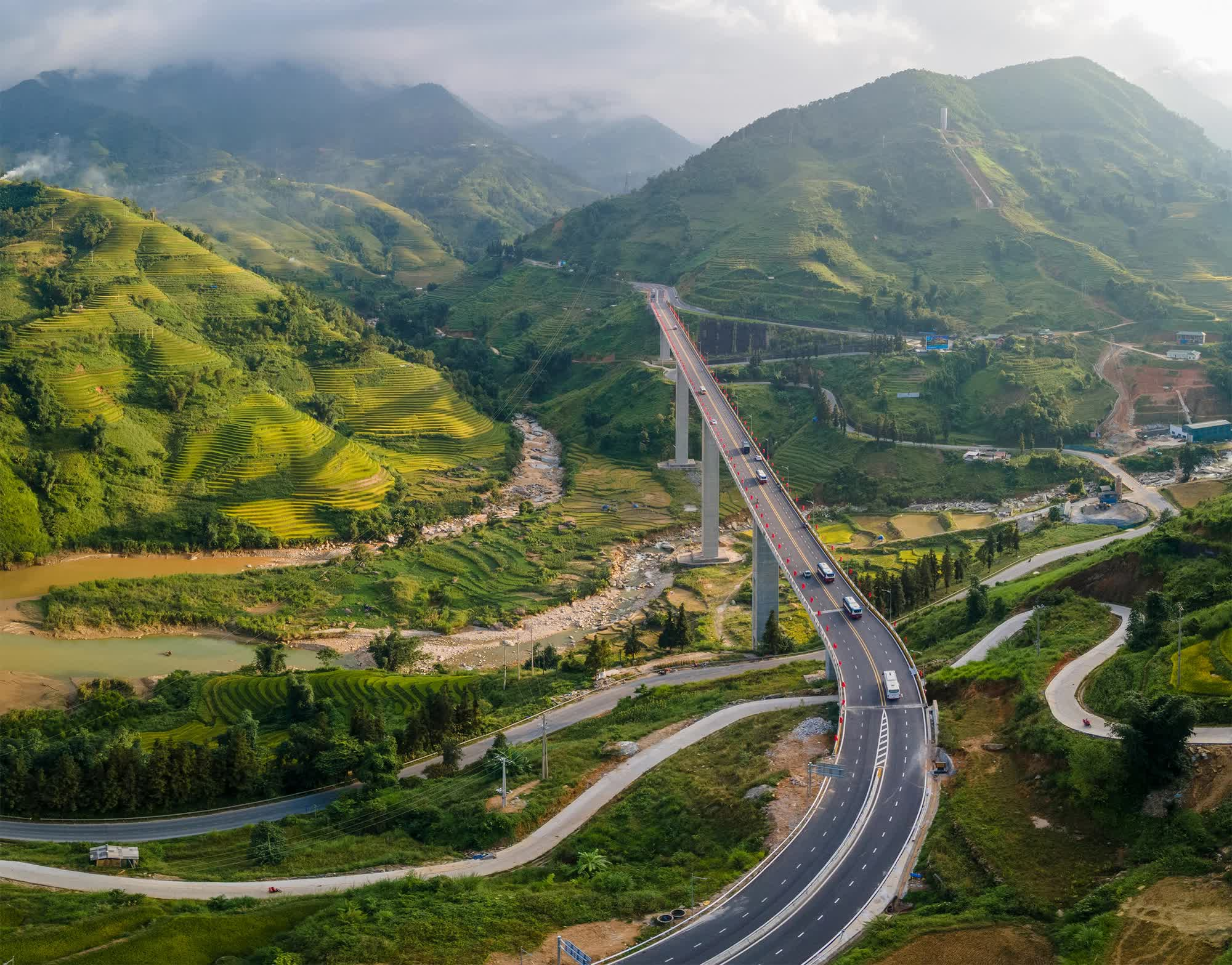 The average travel time from Hanoi to Sa Pa is approximately 6 hours