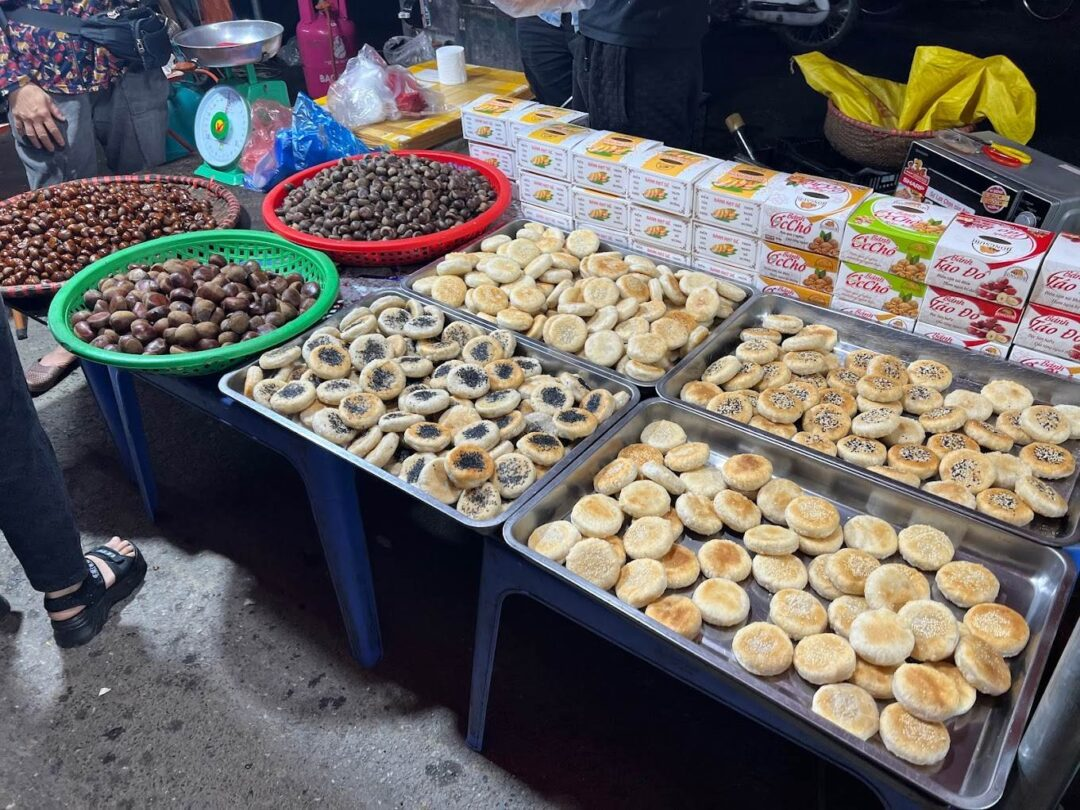 Bringing cash makes it easier for tourists to experience the night market