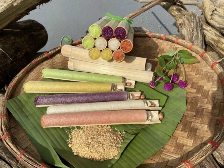 Sticky rice cooked in bamboo tubes with sesame salt is a famous specialty of Sapa