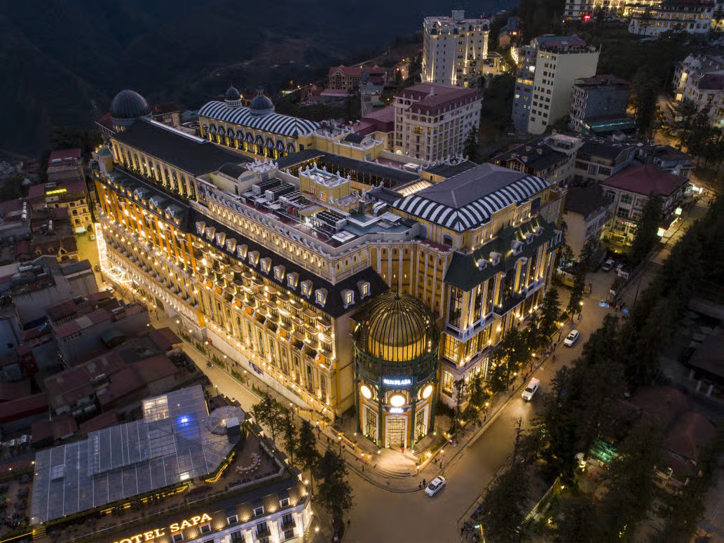 Tourists should choose hotels near Sun World Fansipan Legend for convenient transportation and sightseeing