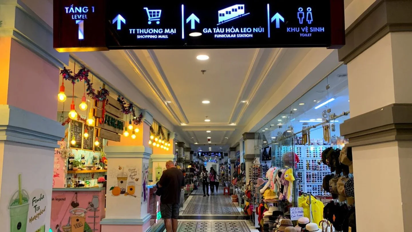 Visitors can experience shopping for clothes, souvenirs, and local food at Sun World Fansipan Legend
