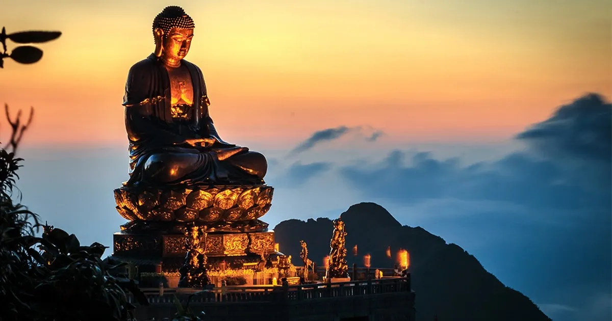 The statue's body is adorned with bas-relief-style decorative motifs bearing the hallmarks of Trần Dynasty art