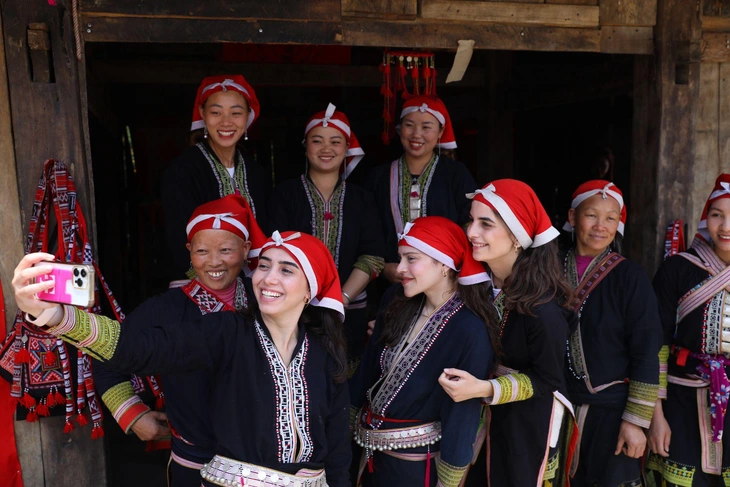 Tourists experience ethnic culture at May Village