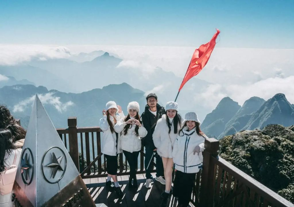 Tourists should prepare warm clothing when traveling to Sapa in winter