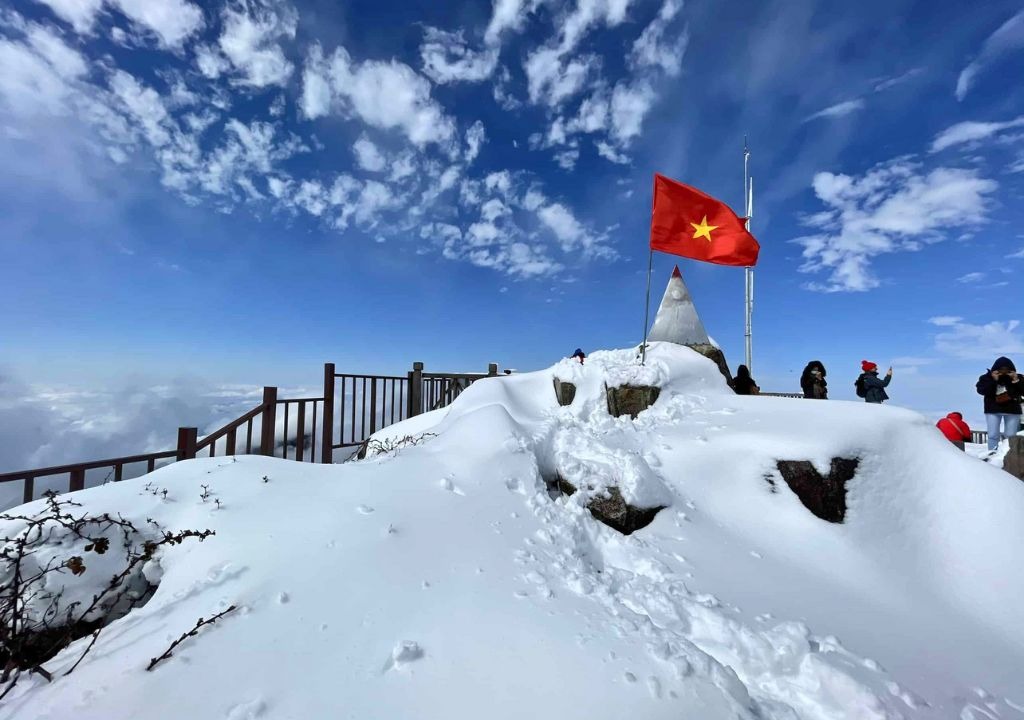 The breathtaking scenery of sea of clouds and white snow on the summit of Fansipan attracts many tourists to experience it