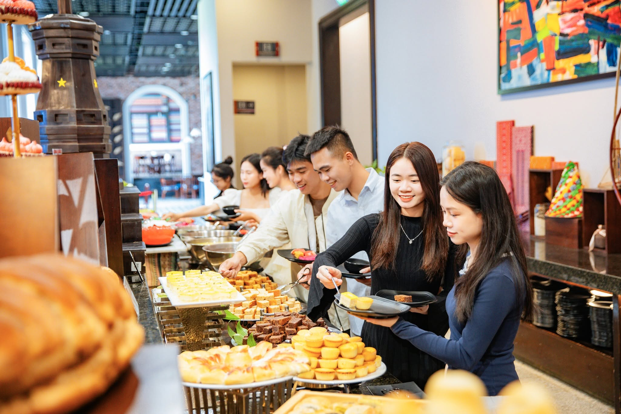 Tourists should combine dining experiences at restaurants and local markets to enjoy a diverse range of food