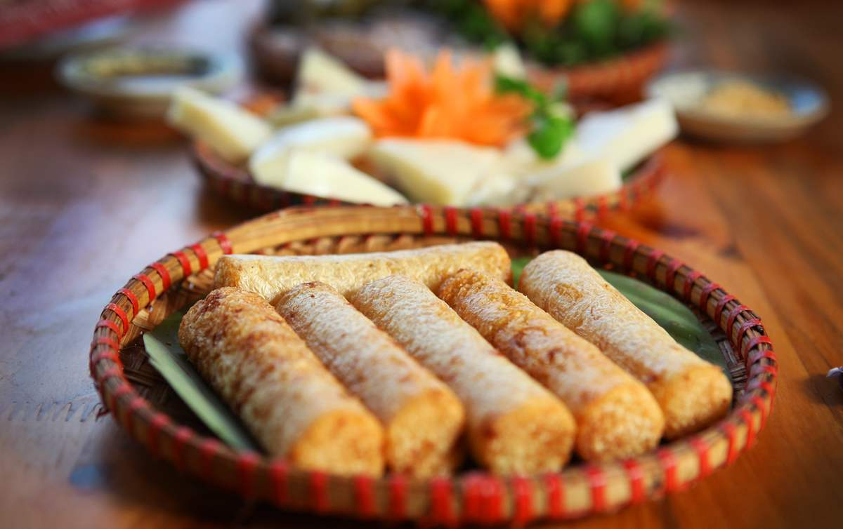 Visitors must try the fragrant and sticky rice cooked in bamboo tubes when visiting Sapa