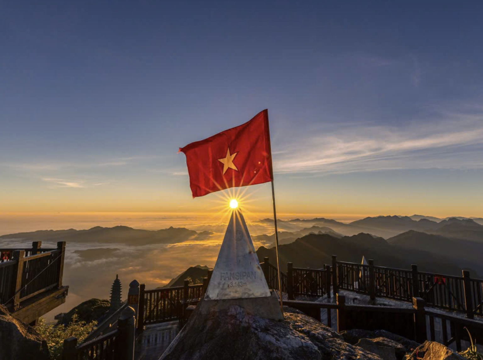 Khung cảnh núi rừng Tây Bắc hùng vĩ trở thành một kỉ niệm khó quên trong nhiều du khách.