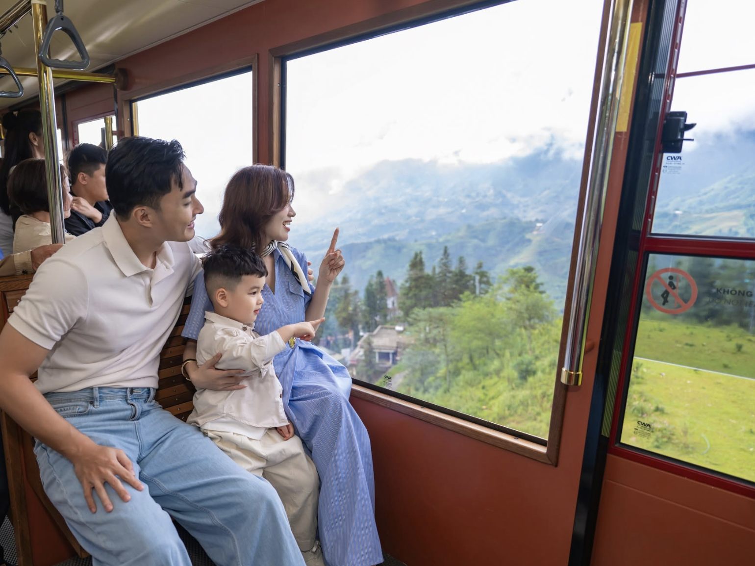 Du khách lên tàu hỏa leo núi Mường Hoa để di chuyển đến Ga Hoàng Liên.