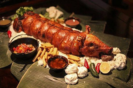 Thịt lợn cắp nách nướng là món ăn đặc sản Sa Pa nổi bật với hương vị đậm đà và lớp da giòn hấp dẫn