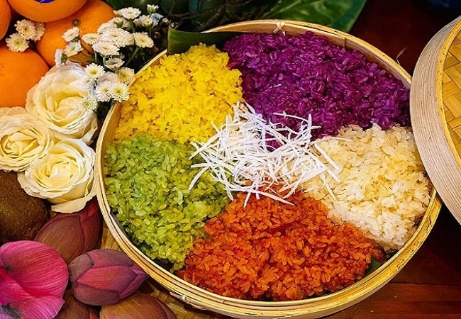 Xôi ngũ sắc là món ăn truyền thống của đồng bào dân tộc vùng cao, nổi bật với màu sắc tự nhiên và hương vị dẻo thơm