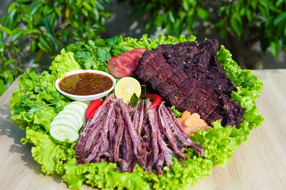 Thịt trâu gác bếp là đặc sản Sa Pa được nhiều du khách lựa chọn thưởng thức và mua về làm quà