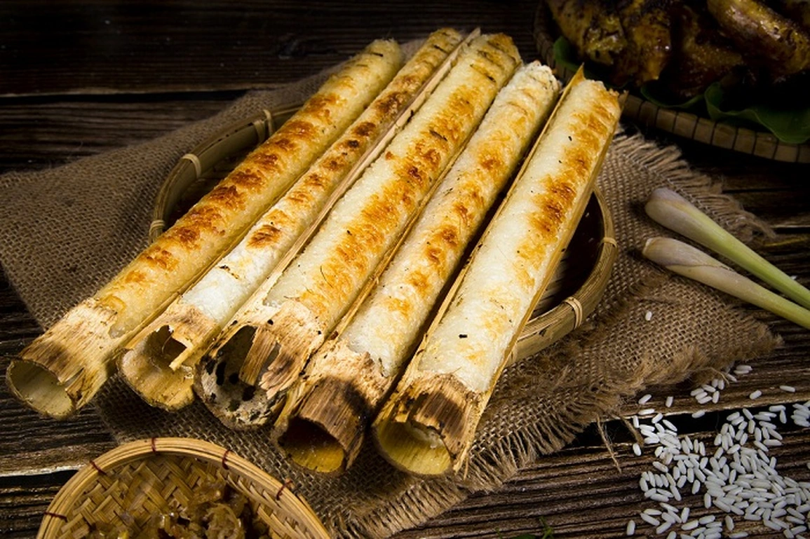 Cơm lam Sa Pa được nướng trong ống tre, mang hương thơm đặc trưng của núi rừng Tây Bắc