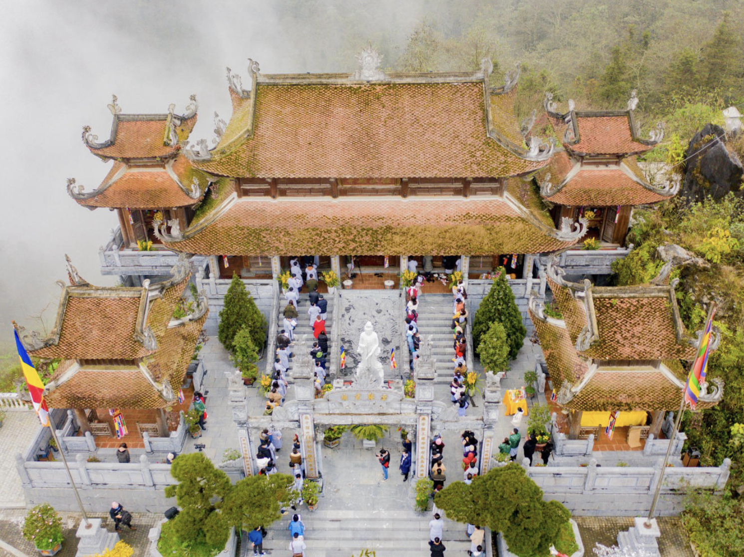 Hành trình hành hương tiếp tục qua các bậc đá dẫn đến quần thể chùa tháp và tượng Phật giữa mây trời. (Nguồn: Sưu tầm)