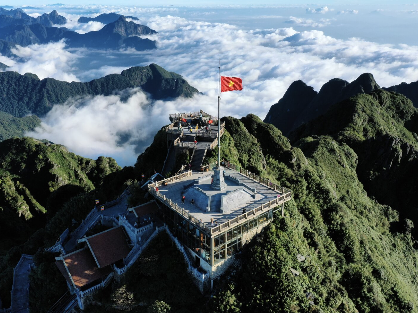 Du khách có thể di chuyển lên đỉnh Fansipan thông qua hệ thống cáp treo tại Sun World Fansipan Legend. (Nguồn: Sưu tầm)