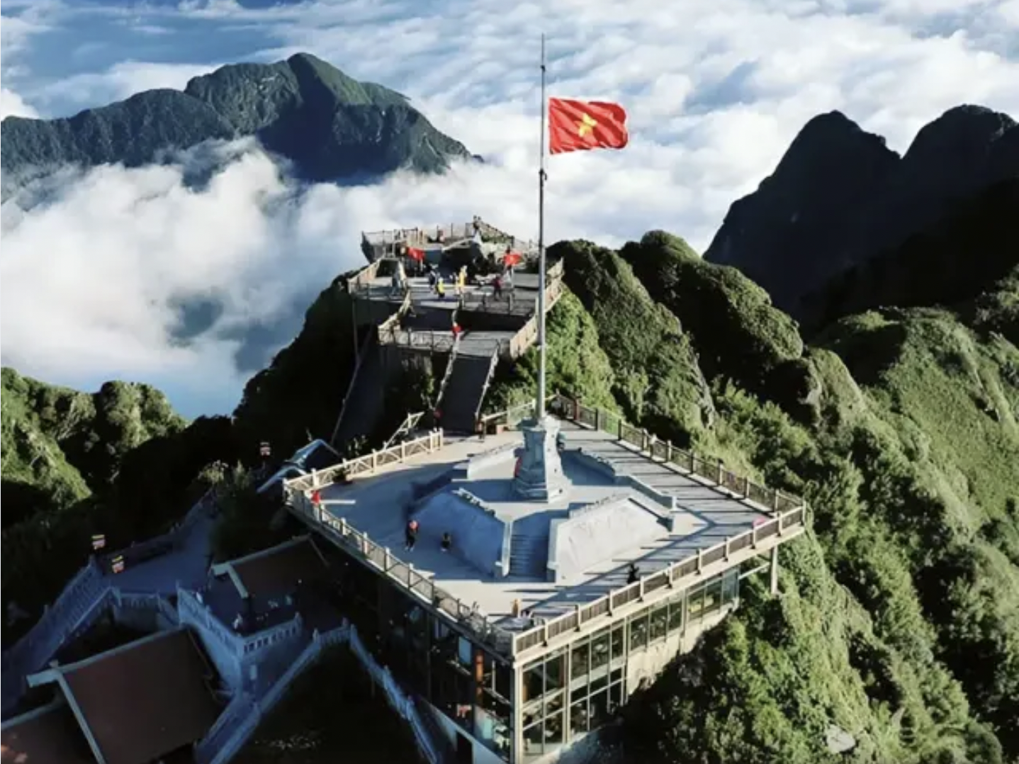 Sun World Fansipan Legend mang đến trải nghiệm chinh phục Fansipan và ngắm toàn cảnh núi rừng từ trên cao. (Nguồn: Sưu tầm)