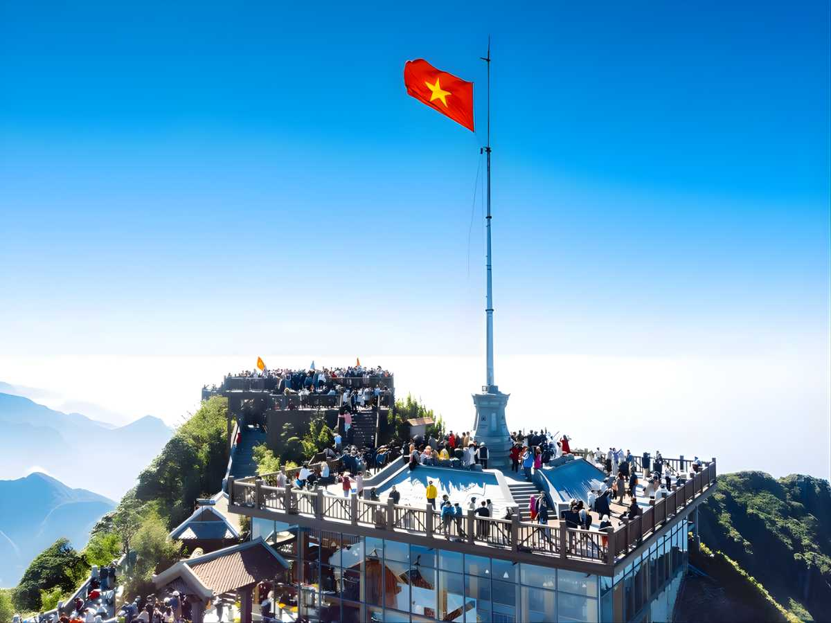 Khung cảnh thiên nhiên tuyệt đẹp trên đỉnh Fansipan dịp Trung thu