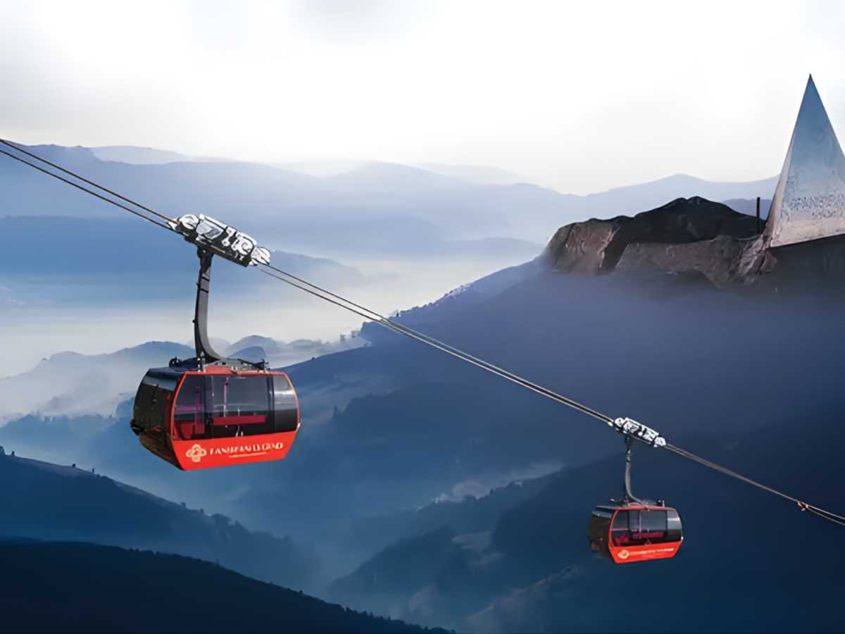 Đỉnh Fansipan với cáp treo, biển mây và núi Hoàng Liên Sơn trong quần thể Sun World. (Nguồn sưu tầm)