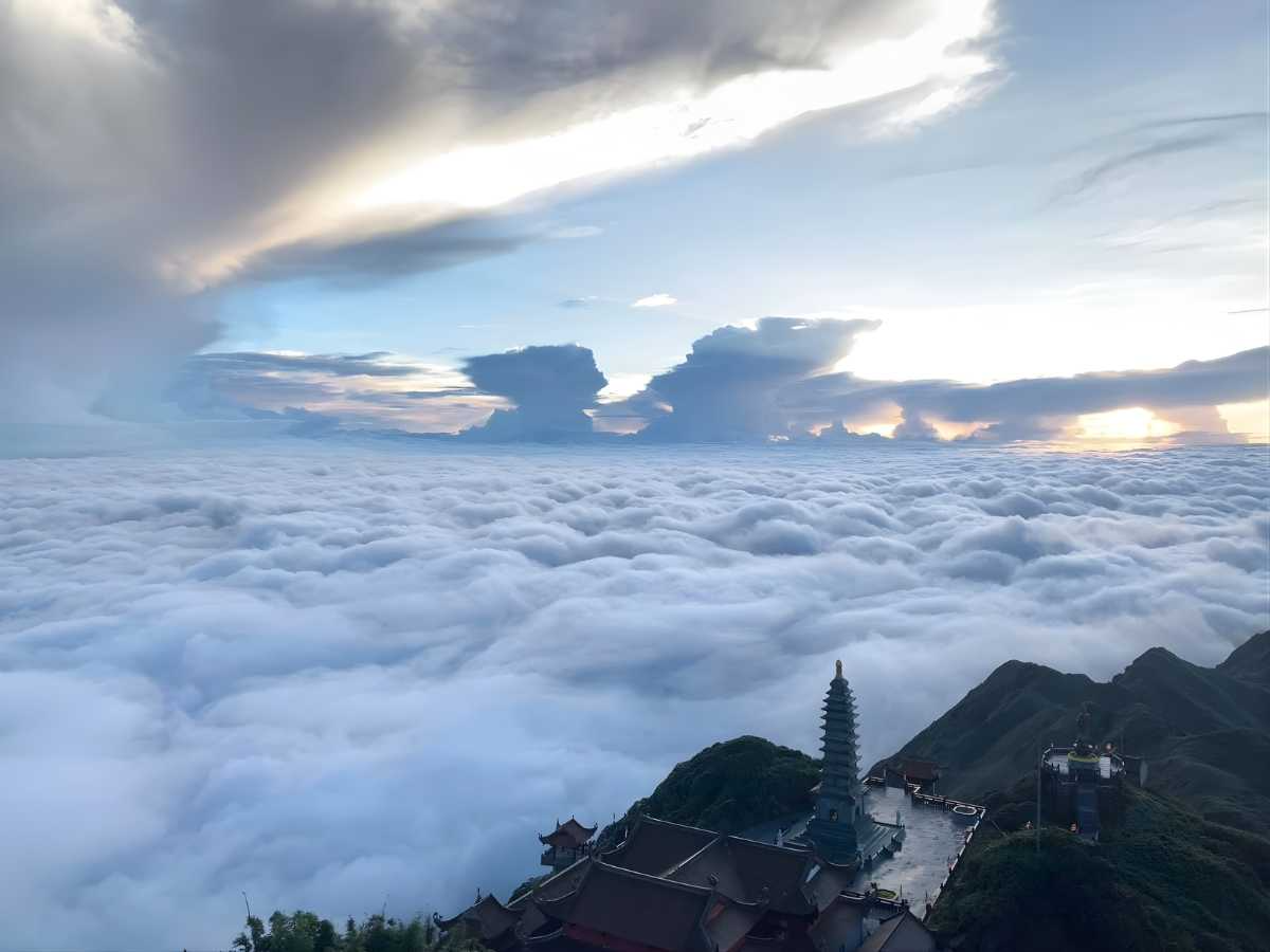Biển mây Sa Pa, Hoàng Liên Sơn hùng vĩ, nhìn từ Fansipan và đèo. (Nguồn sưu tầm)