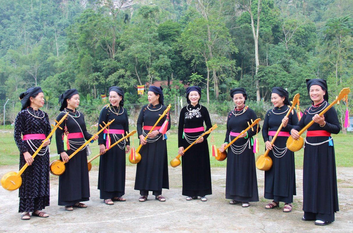 Simple attire of the Tay ethnic group