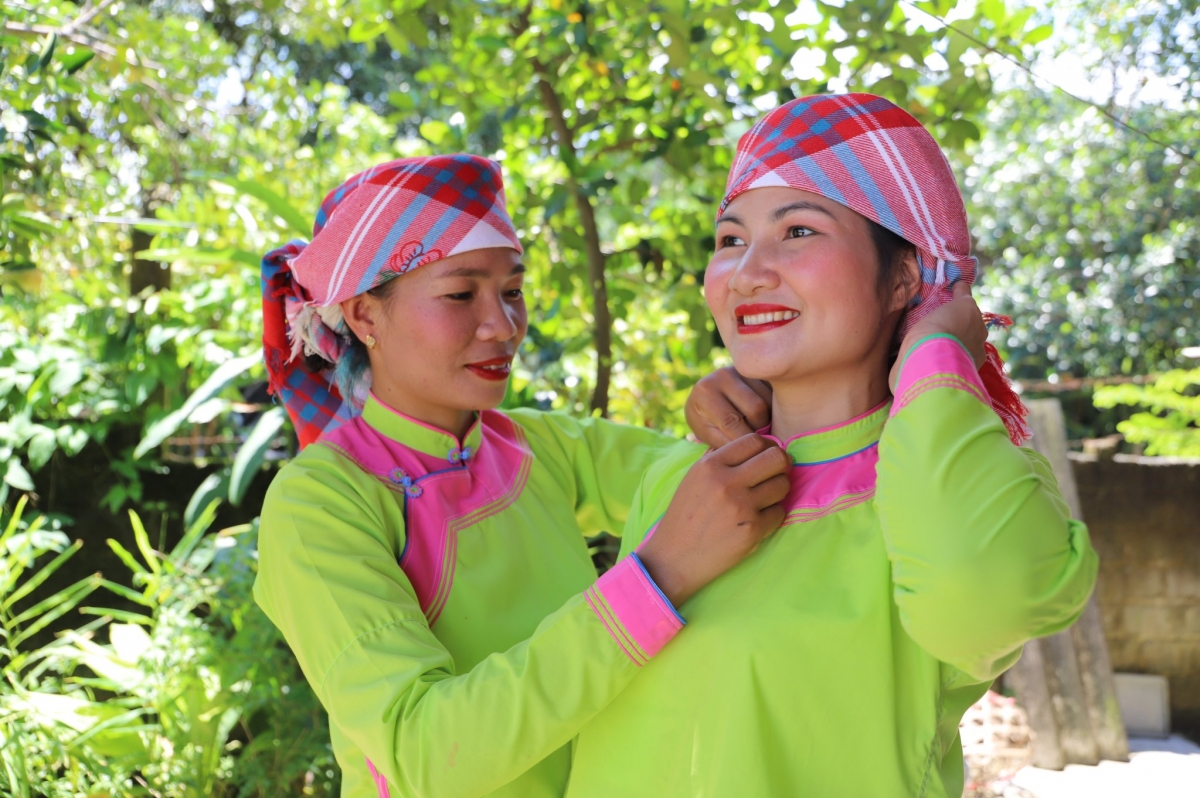 A Giay woman in simple traditional attire