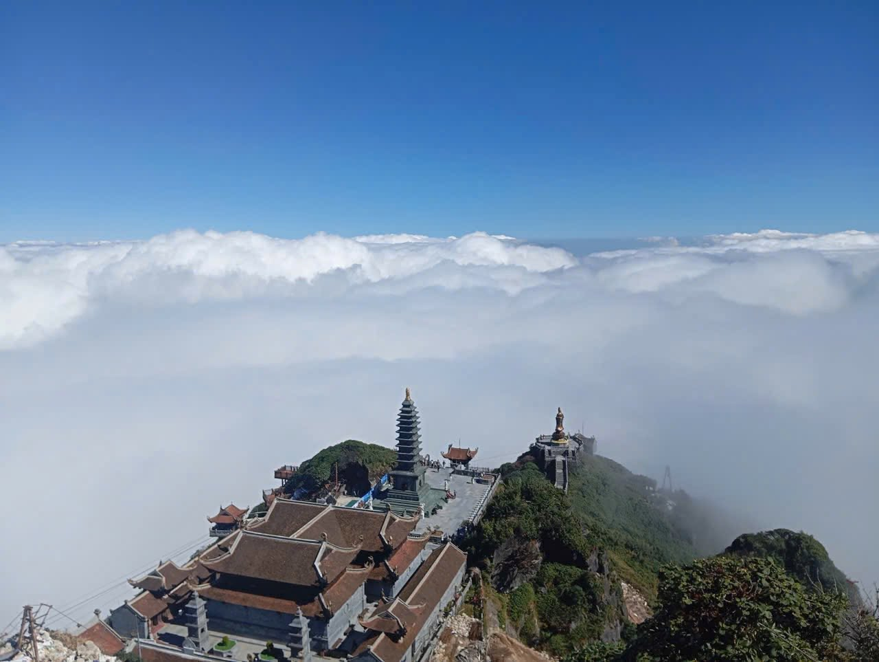 Quần thể tâm linh Fansipan hiện lên giữa núi cao, bậc đá và những tầng mây, tạo nên không gian vừa hùng vĩ vừa trang nghiêm. (Nguồn: Sưu tầm)