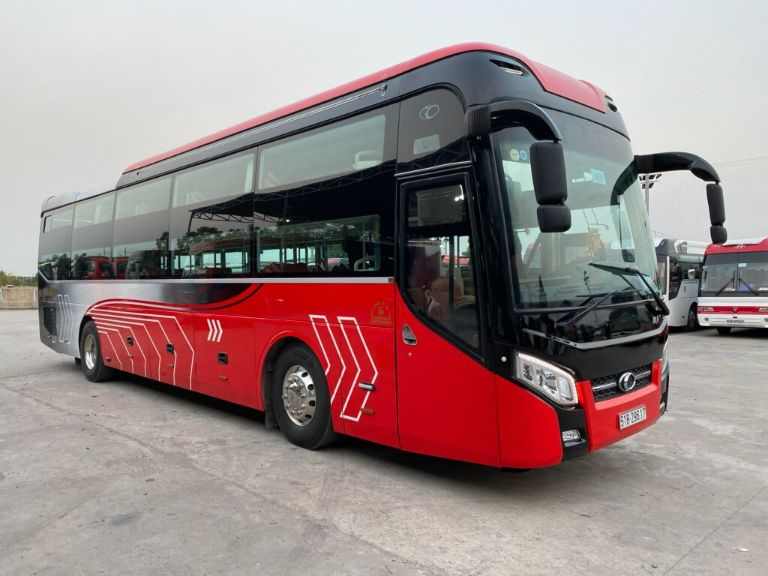 Xe khách là phương tiện được nhiều người lựa chọn khi khám phá Sa Pa (Nguồn: Sưu tầm)