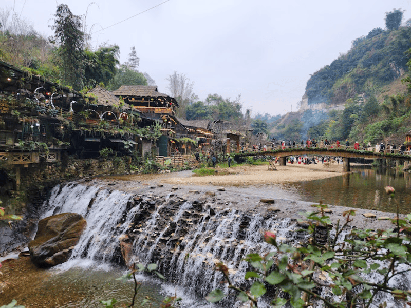 Bản Cát Cát mang đến không gian bản làng đặc trưng cùng nhiều trải nghiệm văn hóa vùng cao (Nguồn: Sưu tầm)
