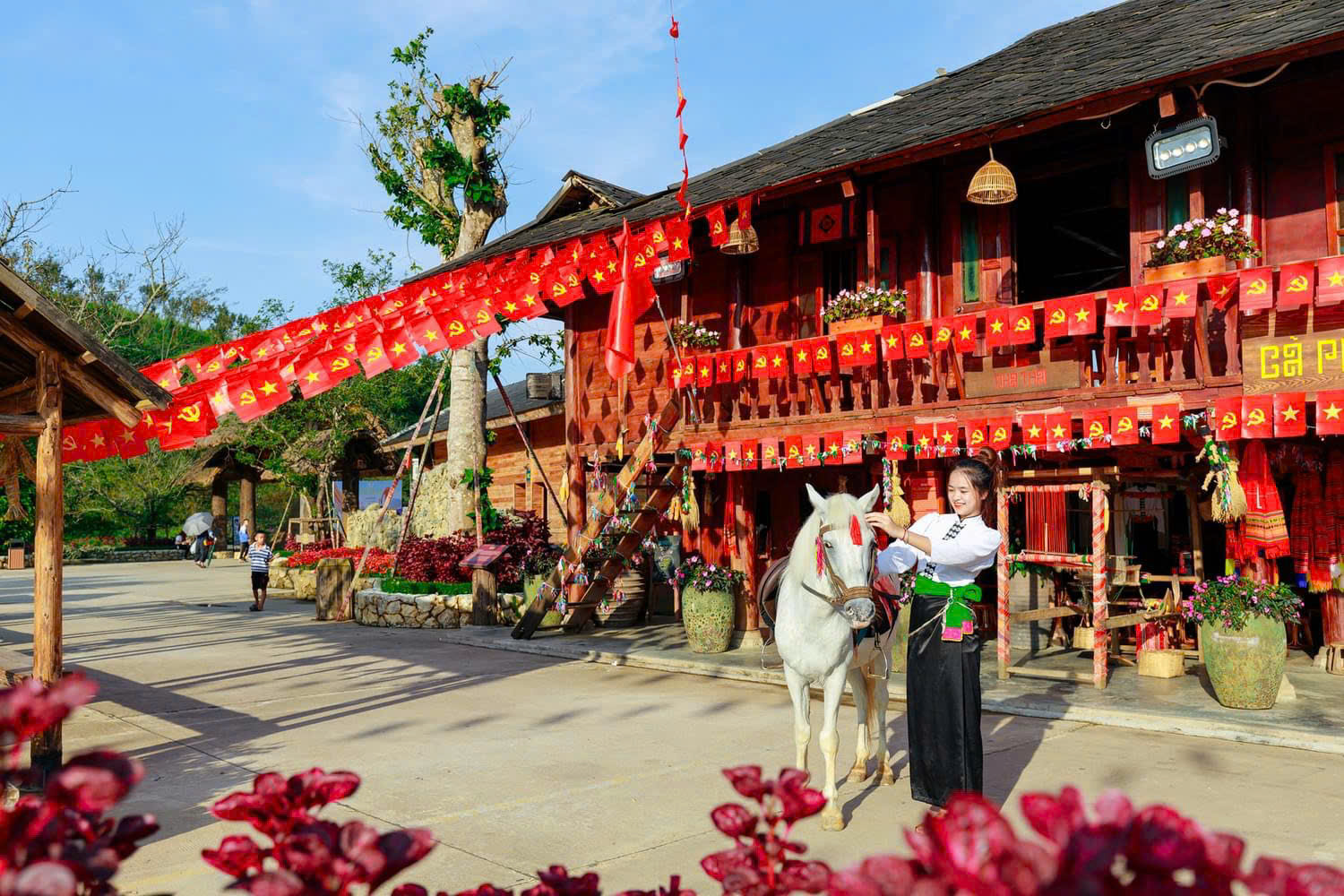 Không gian văn hóa tại bản Mây tái hiện nhiều nét kiến trúc và sinh hoạt truyền thống của đồng bào vùng cao. (Nguồn: Sưu tầm)