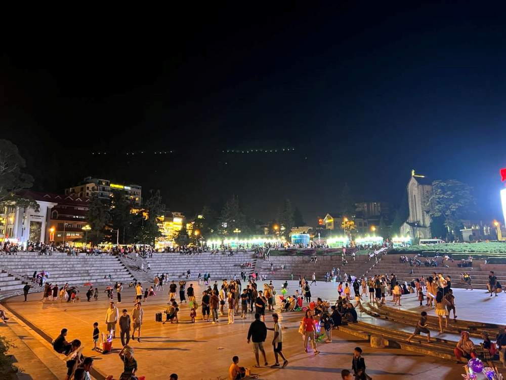 Sapa Square comes alive at night