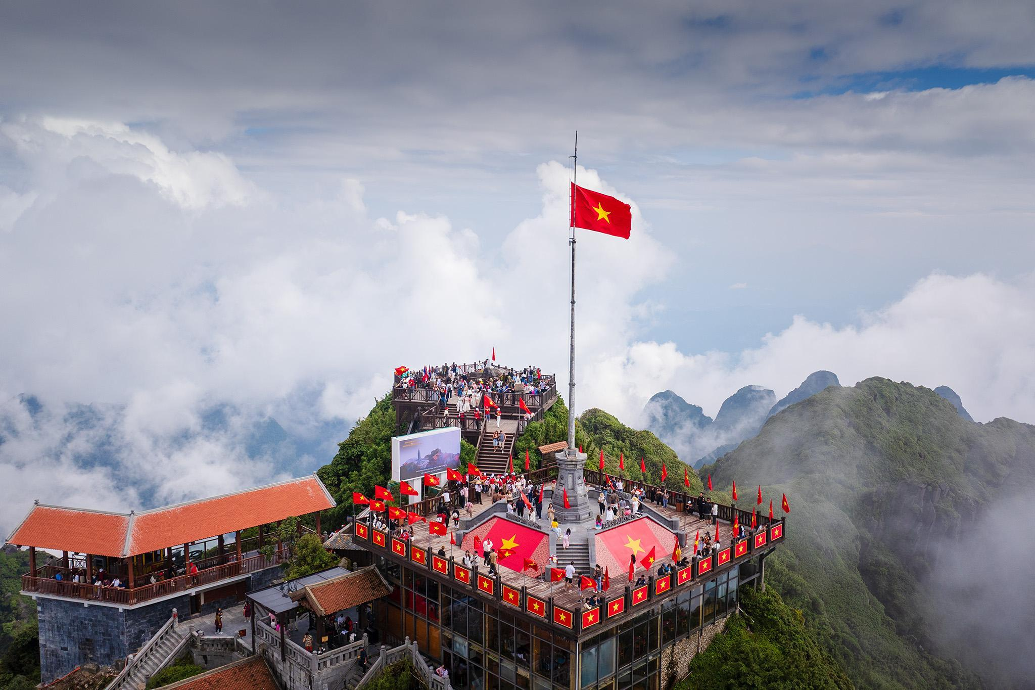 A sea of clouds surrounding the summit of Fansipan