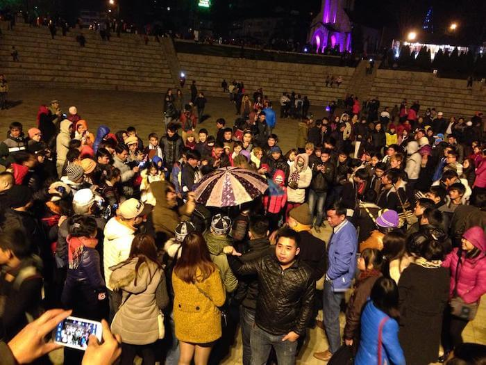 A large number of tourists experience the Sapa Love Market