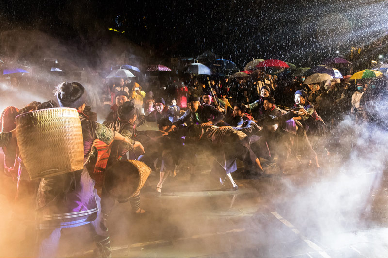 Artistic performances at the Sapa Love Market
