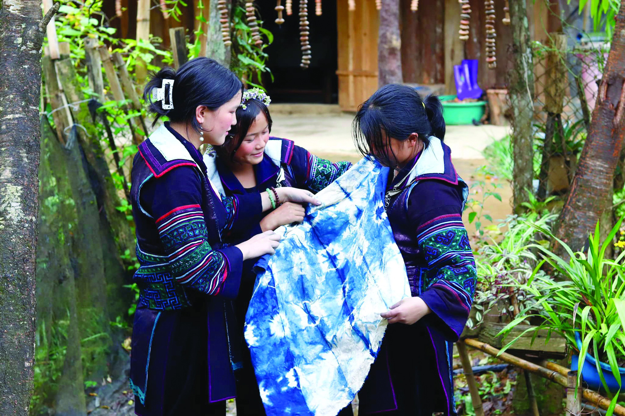 The indigo dyeing technique yields unique handcrafted products from the ethnic groups of Sapa