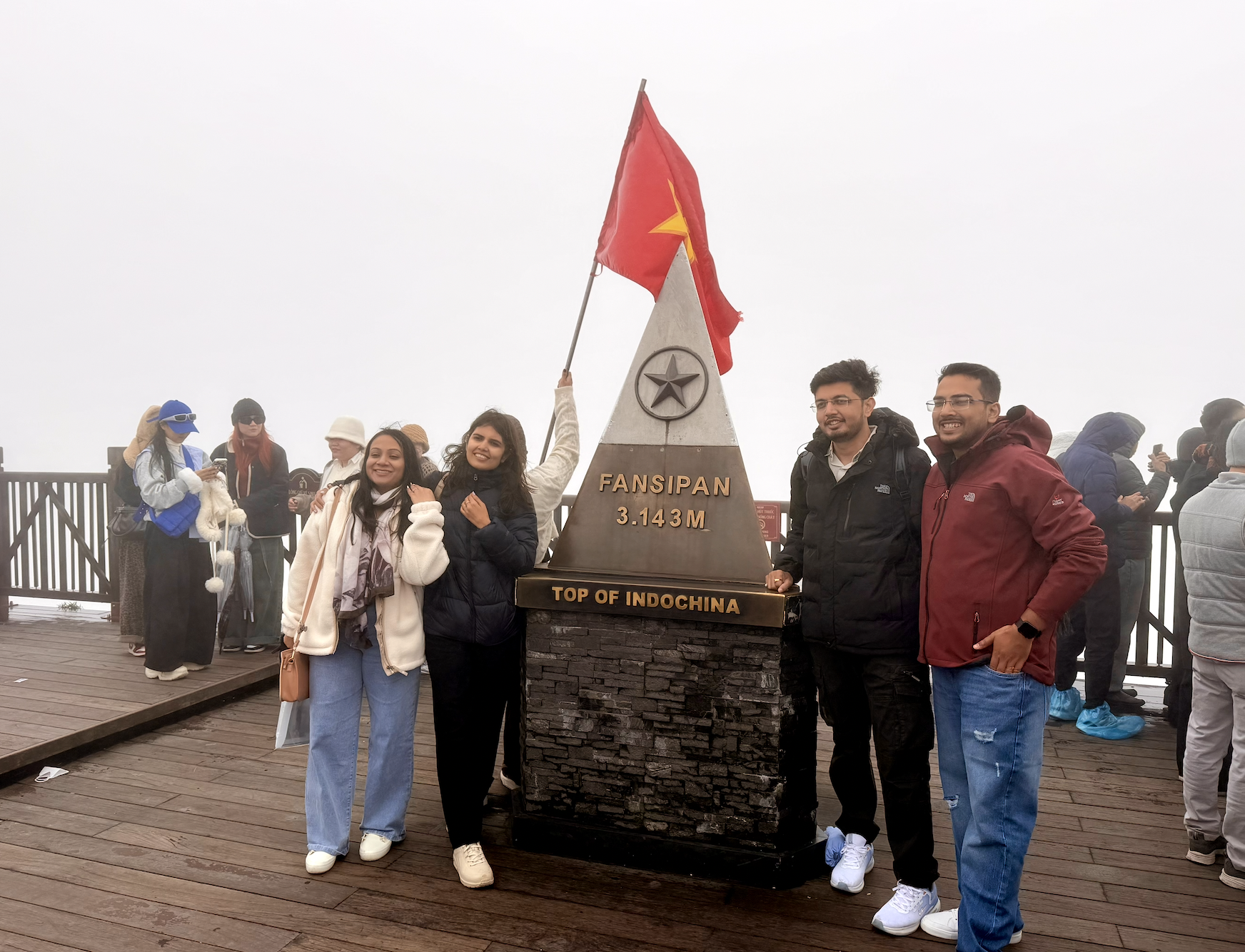 Visitors should prepare warm clothing to safeguard their health when ascending to the summit of Fansipan
