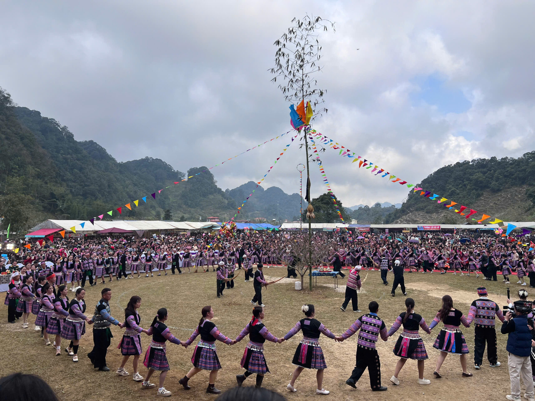 Lễ hội Gầu Tào với không gian sinh hoạt cộng đồng đặc trưng của người Mông. (Nguồn: Sưu tầm)