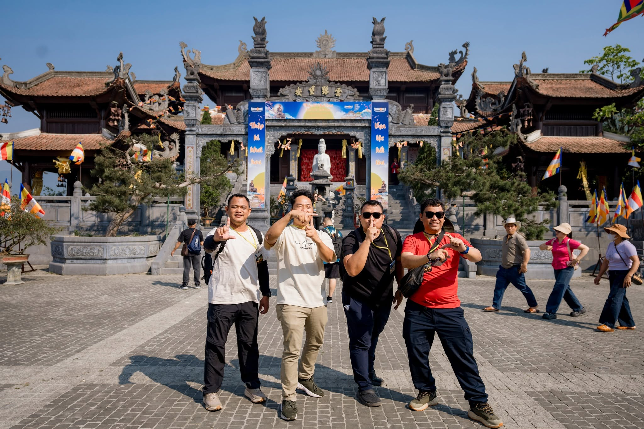Trang phục ấm áp cùng giày thể thao là lựa chọn cần thiết khi di chuyển qua các điểm tâm linh. (Nguồn: Sưu tầm)