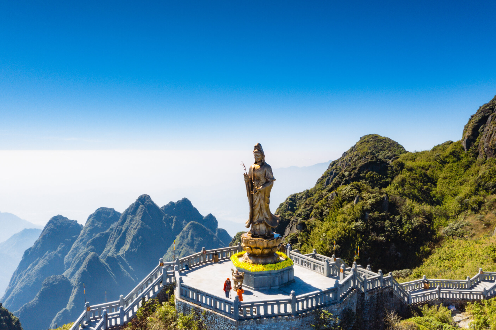 Tượng Quán Thế Âm Bồ Tát đúc bằng đồng hướng về phía Đông mang lại vẻ thanh tịnh. (Nguồn: Sưu tầm)