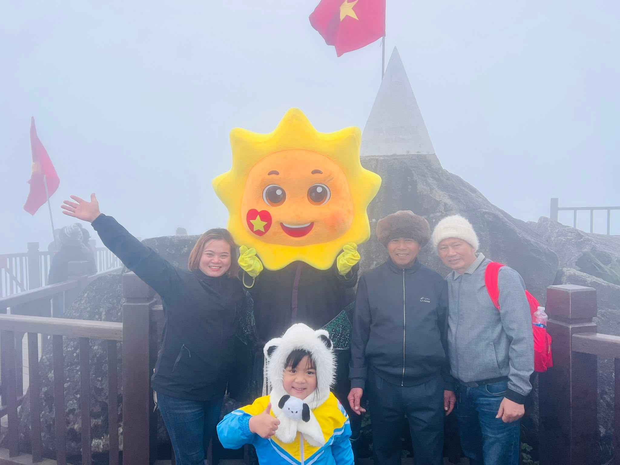 Mây và sương có thể bao phủ khu vực đỉnh Fansipan, tạo cảm giác lạnh rõ rệt giữa không gian núi cao. (Nguồn: Sưu tầm)